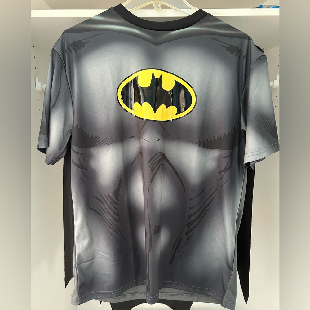 Men’s Batman Tshirt with removable cape size Large
